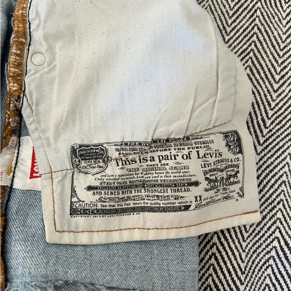 Levi’s 501 Jean Shorts - Picture 6 of 6